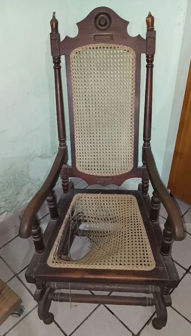 Cadeira de balanço antiga com defeito 