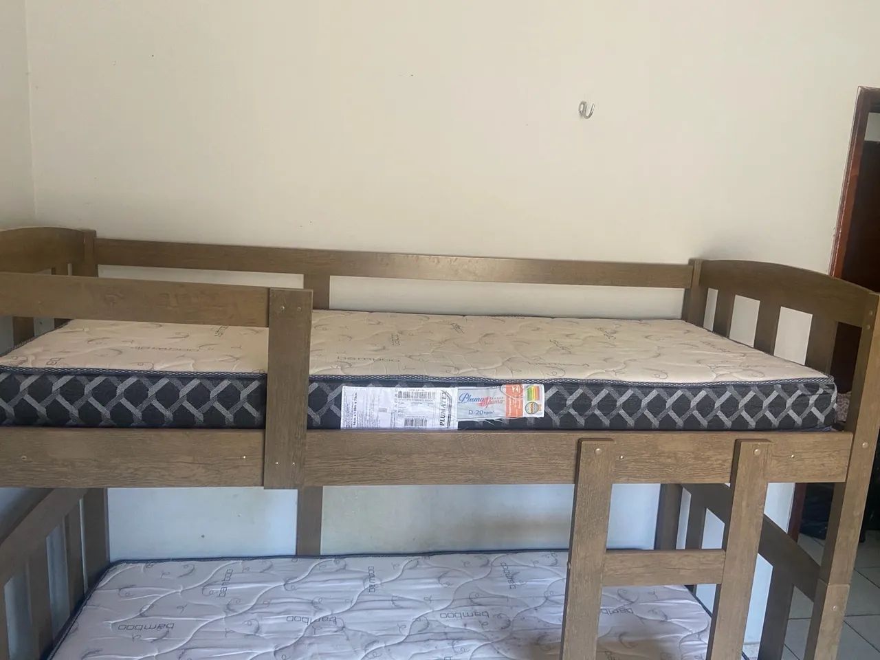 Cama beliche solteiro com colchões 