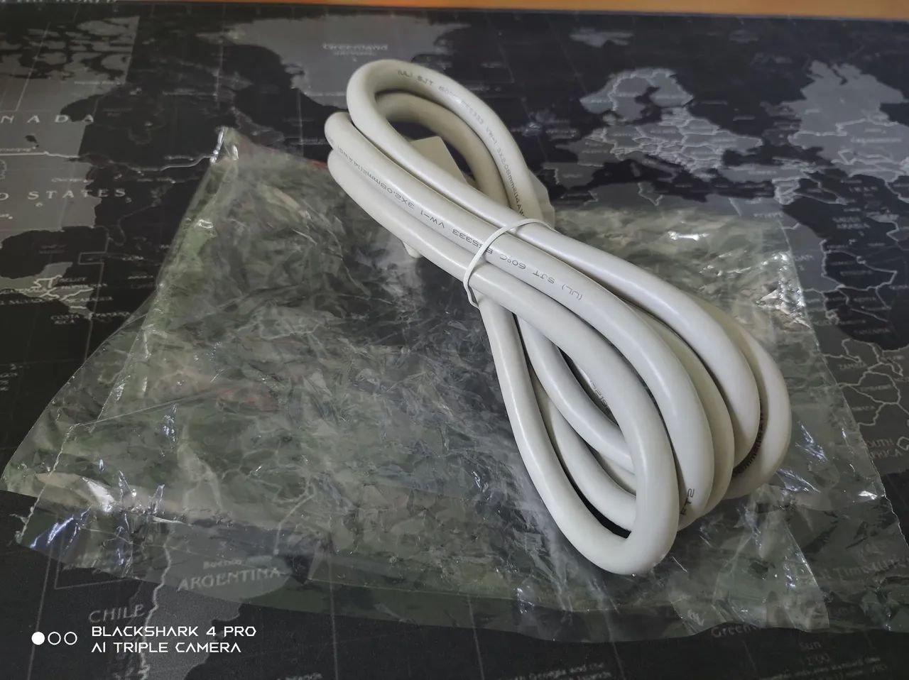 cabo de alimentação com plugue NEMA 5-15P e conector IEC 60320 C13.