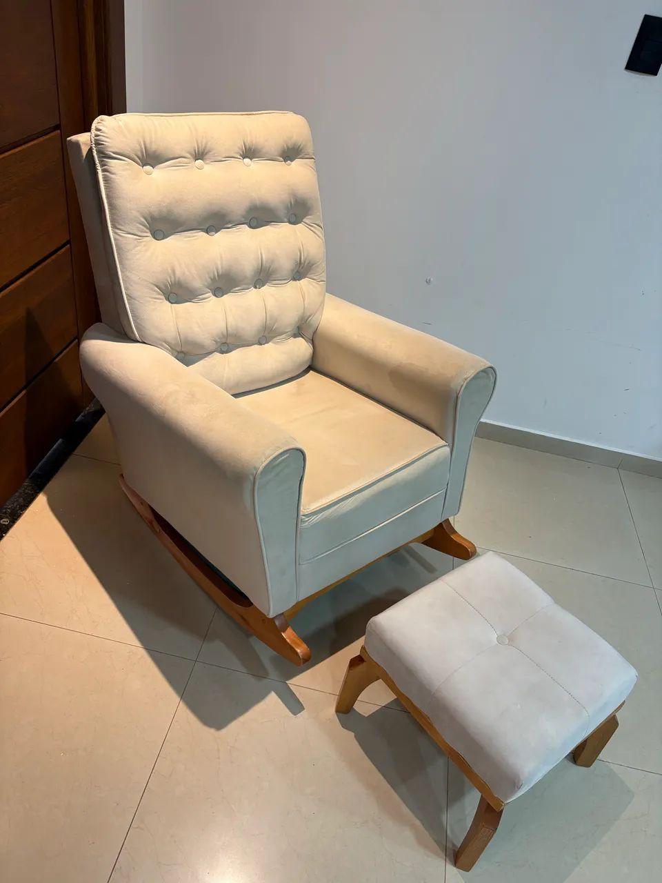 Poltrona de Amamentação com Balanço e Puff Off White - Ideal - Foto 5
