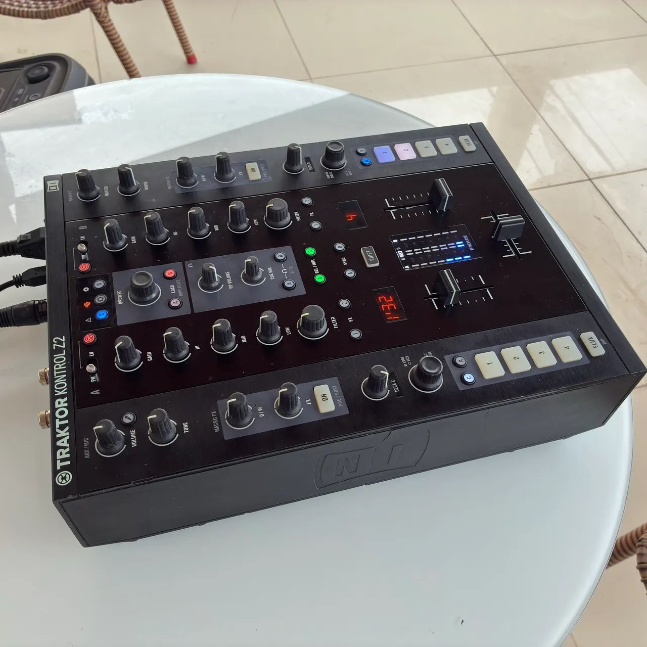 MIXER TRAKTOR SERATO Z2  - Foto 2