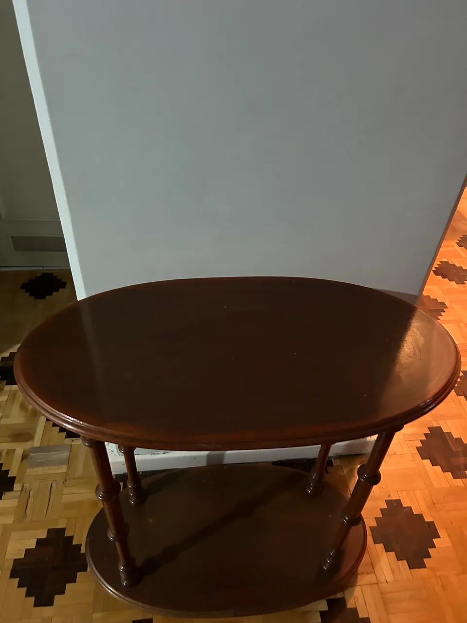 Mesa decorativa com prateleira inferior oval em laca  - Foto 3
