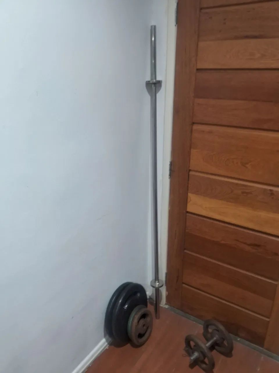 Par anilhas 20kg emborrachado e barra maciça 