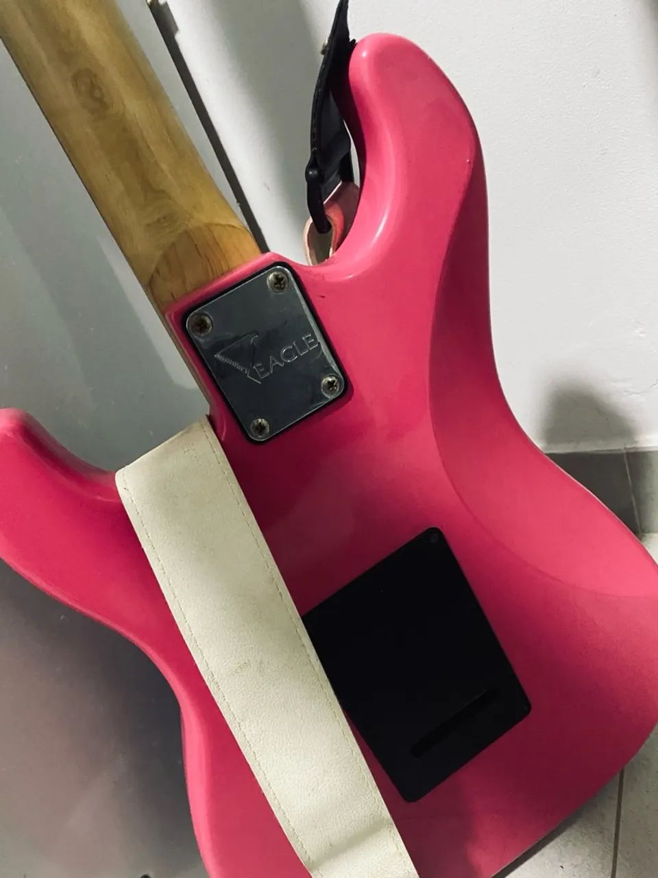 Guitarra rosa Eagle - Foto 5
