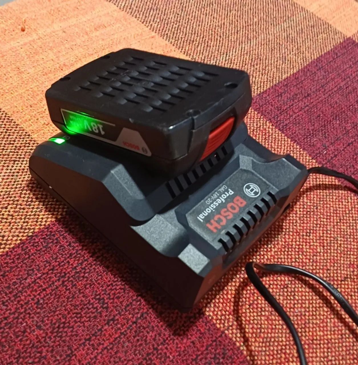 Carregador e bateria BOSCH parafusadeira 