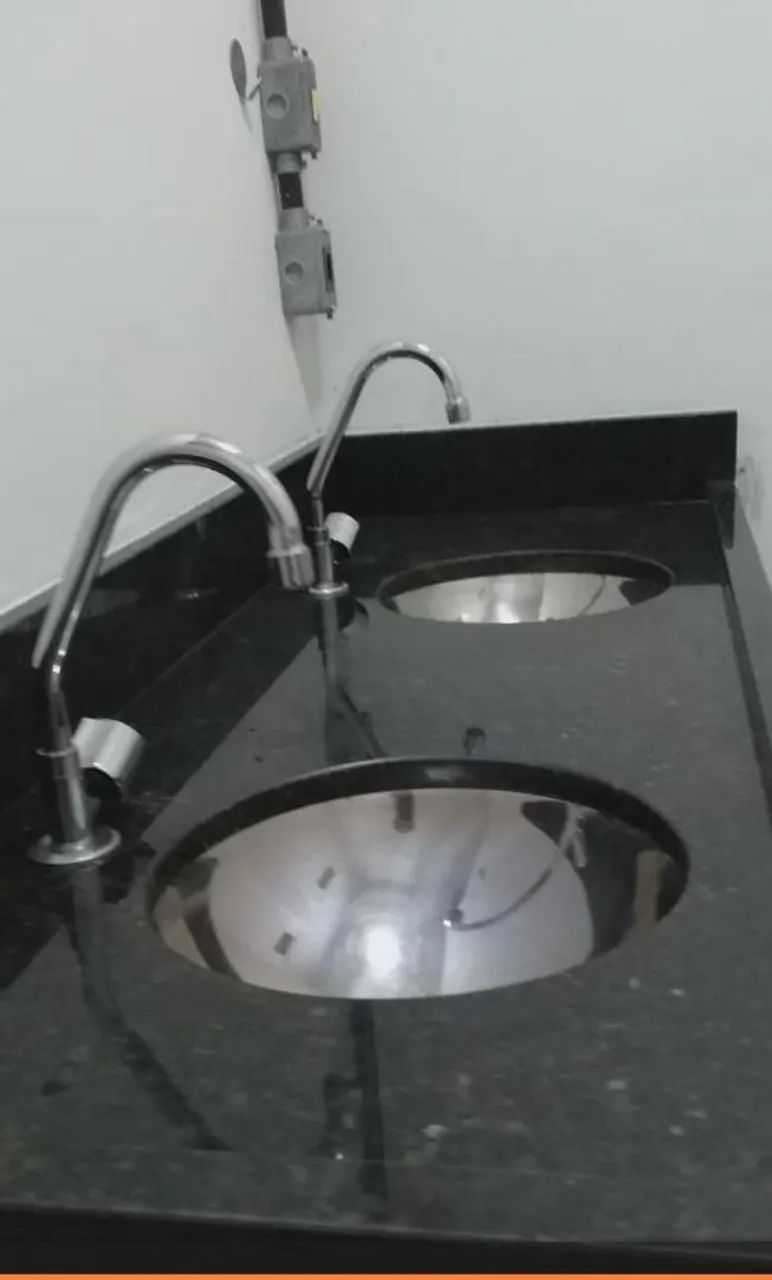 PIA EM MÁRMORE PRETO - 2 CUBAS EM INOX