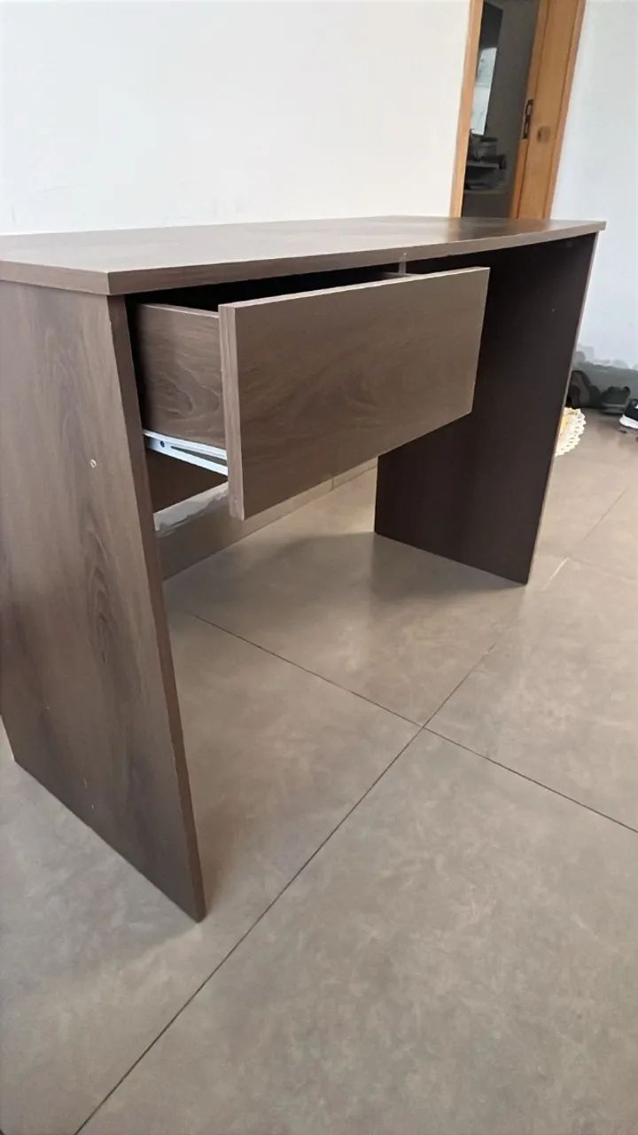 Mesa com gaveta - semi novo - Pc Notebook Móveis de escritório - Foto 3