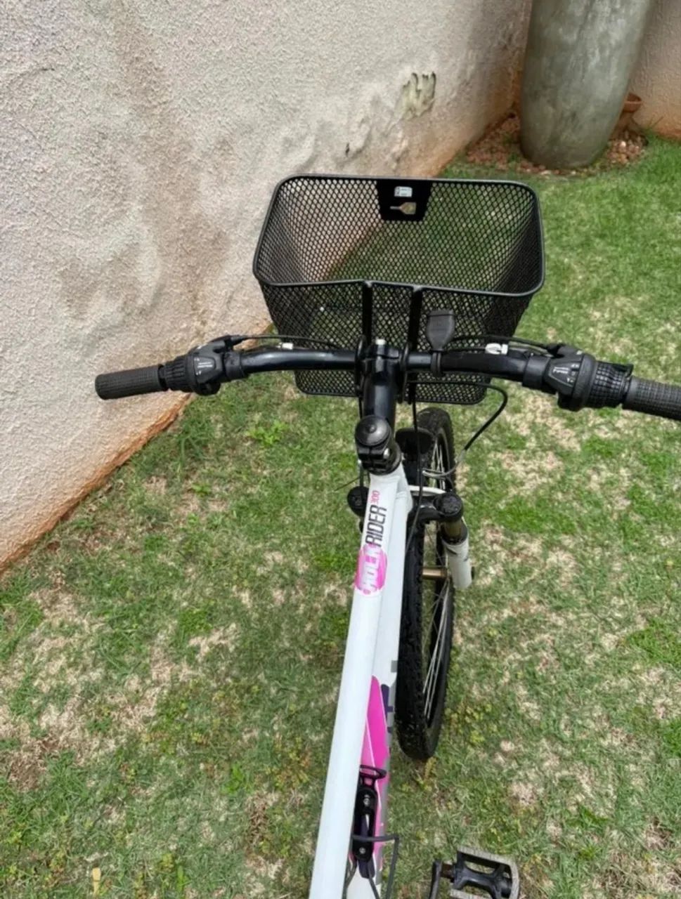 Bicicleta B'Twin Rockrider 300 - 26 Polegadas, equipada com cesta dianteira preta. - Foto 4