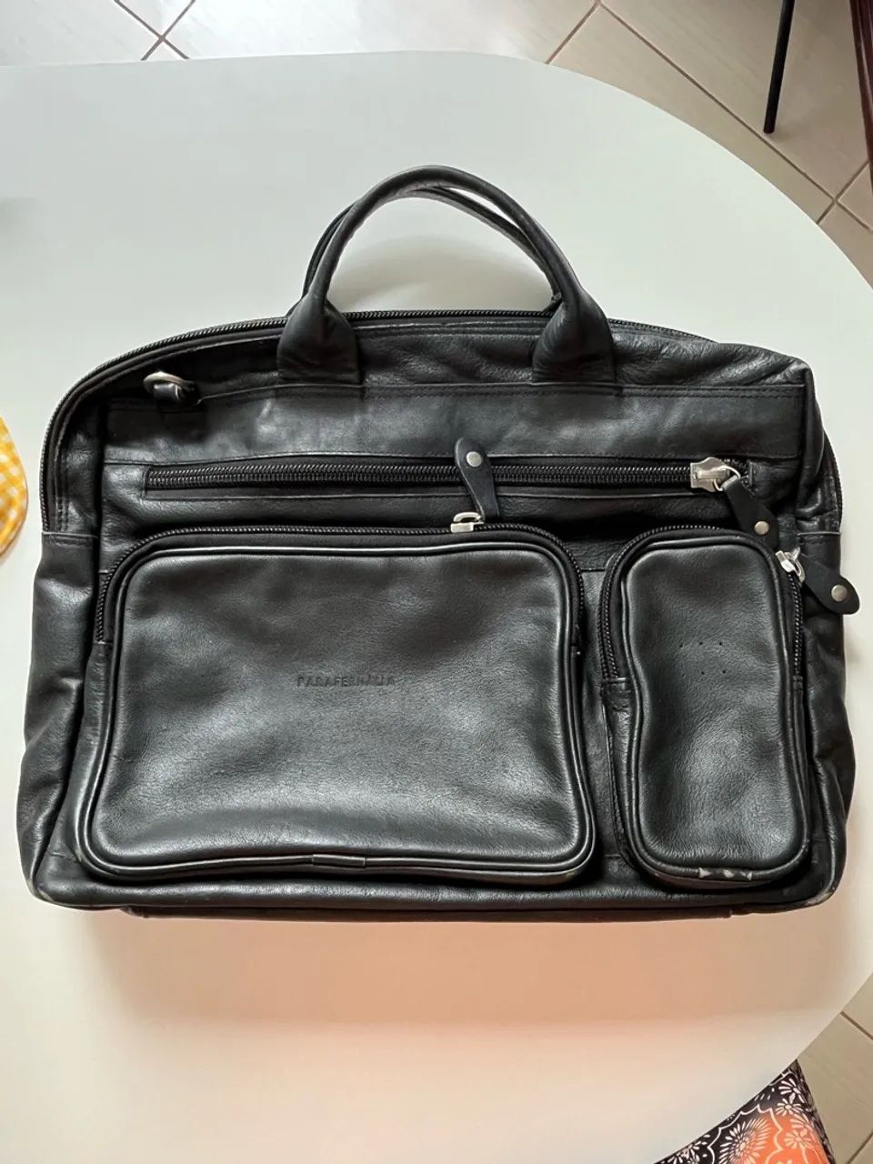 BOLSA EXECUTIVA EM COURO - 4 COMPARTIMENTOS.