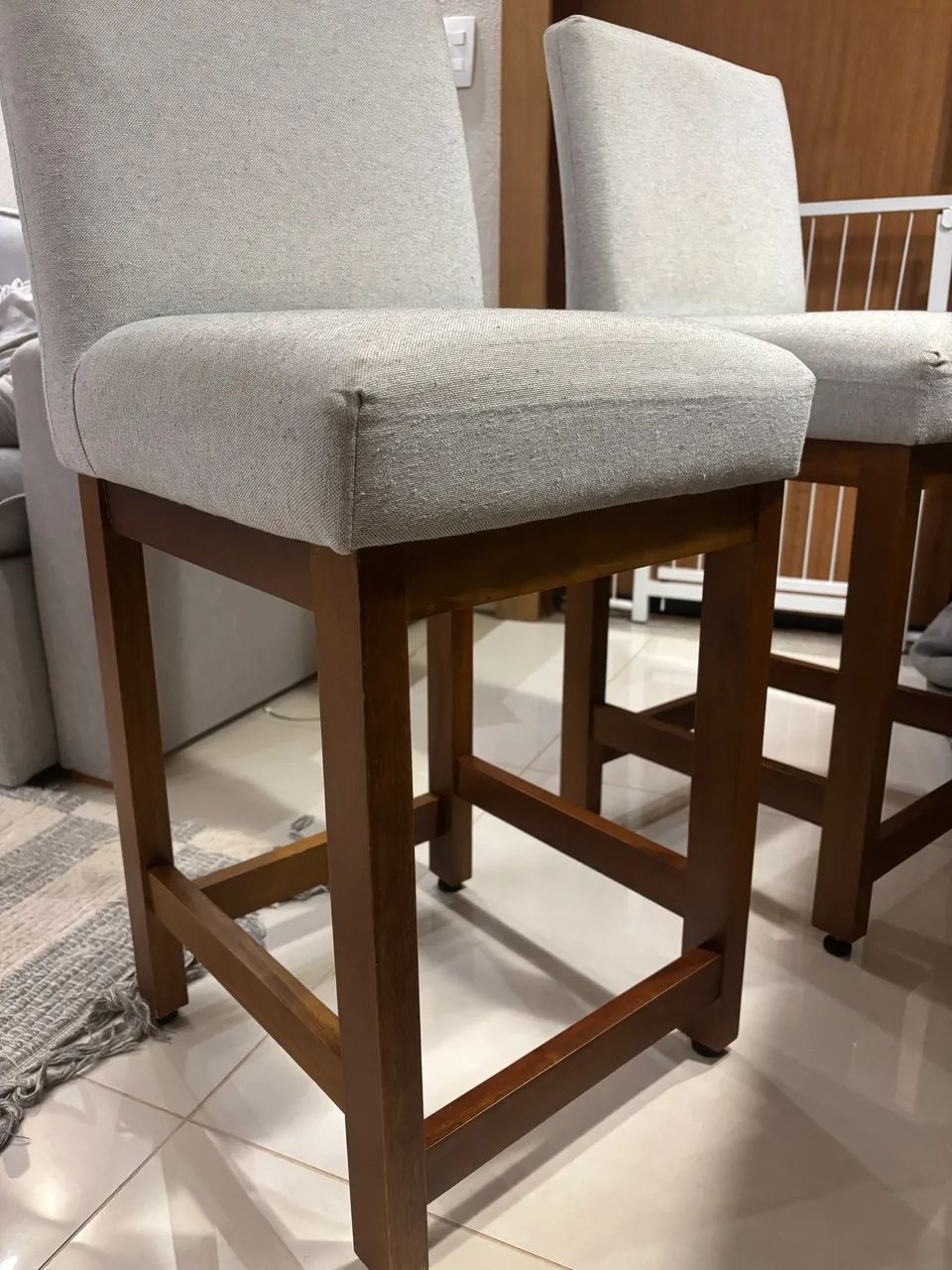 Kit duas banquetas de linho com madeira maciça  - Foto 2