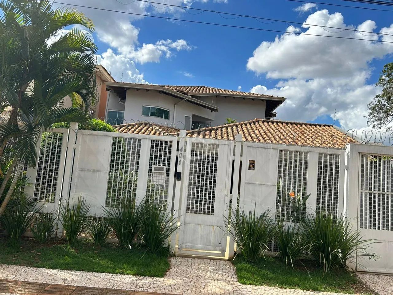 SOBRADO EM ÁREA NOBRE!! COM 4 SUÍTES - Foto 2