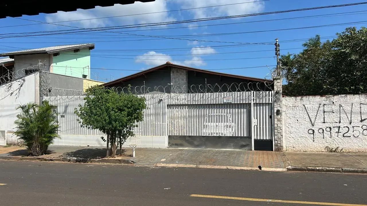 Casa para venda com 220 metros quadrados com 3 quartos