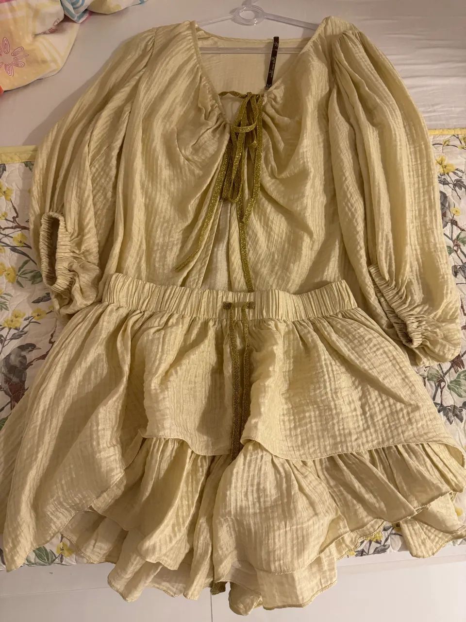 Vendo lindo conjunto ( short e blusa ) - cor amarelo.