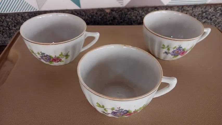 Três xícaras de chá tema floral vintage