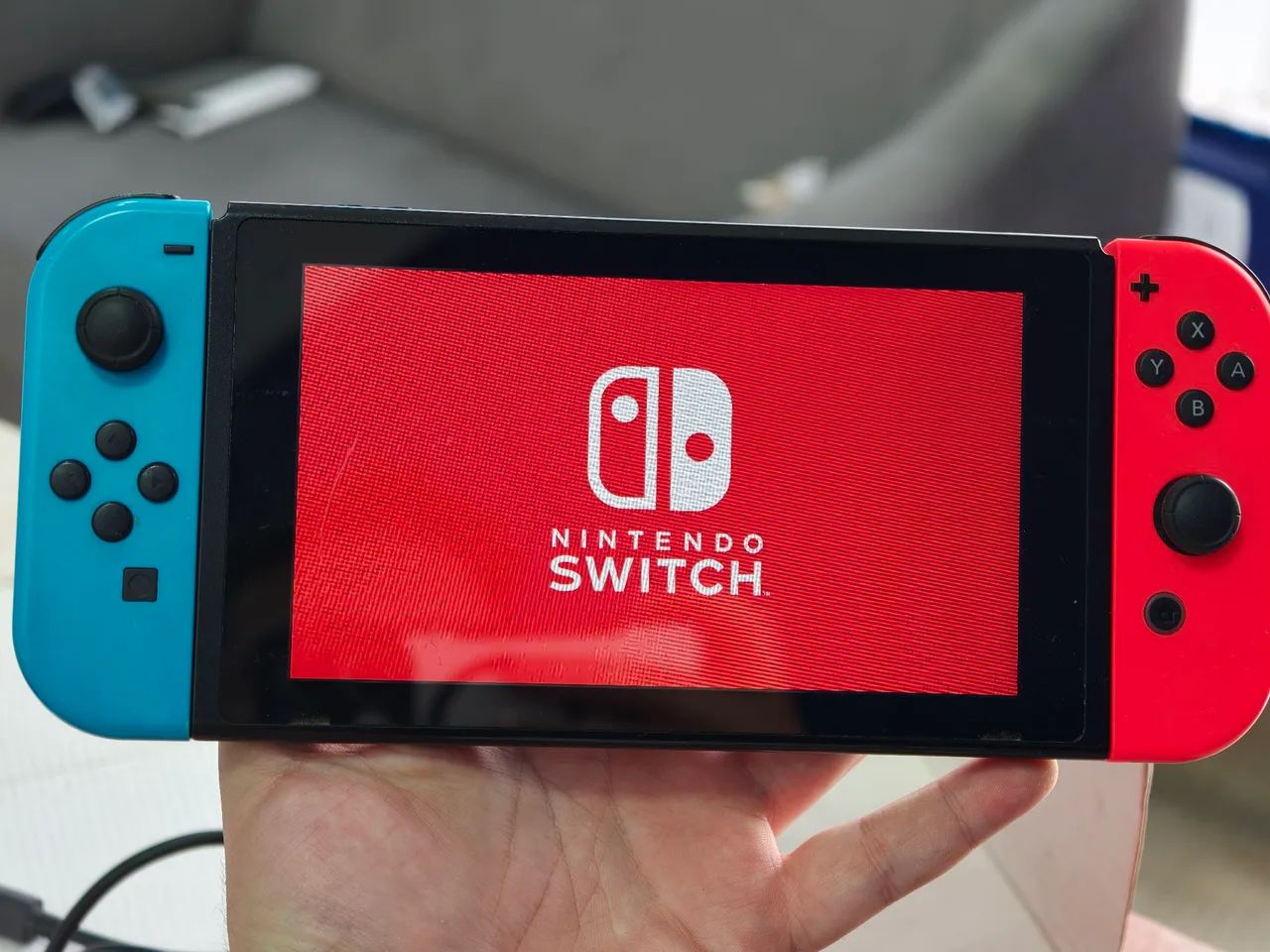 Nintendo Switch V2 com Jogo e 2 Pares de Joycons