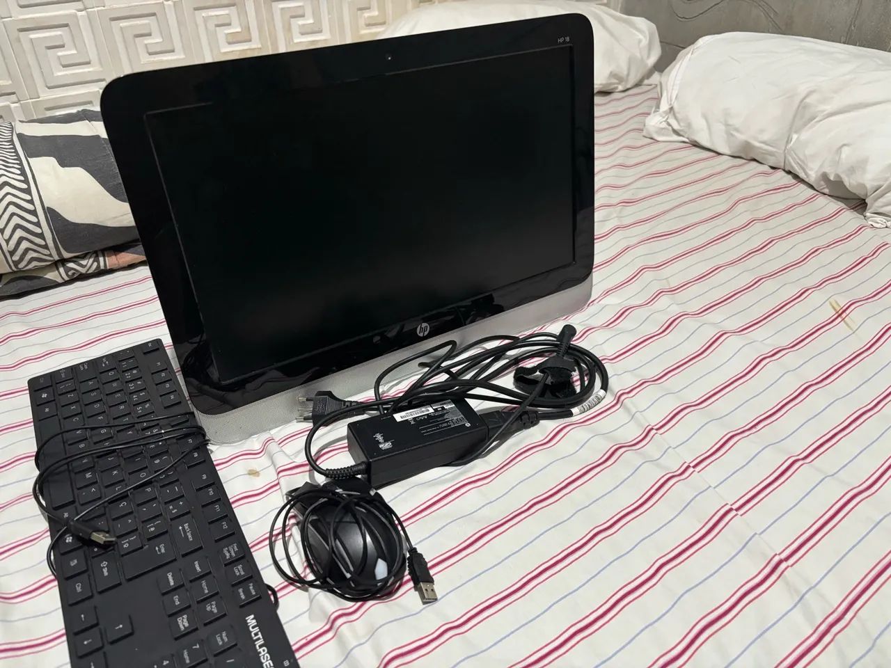 Computador All-in-One HP 18 com Teclado e Mouse - R$ 250