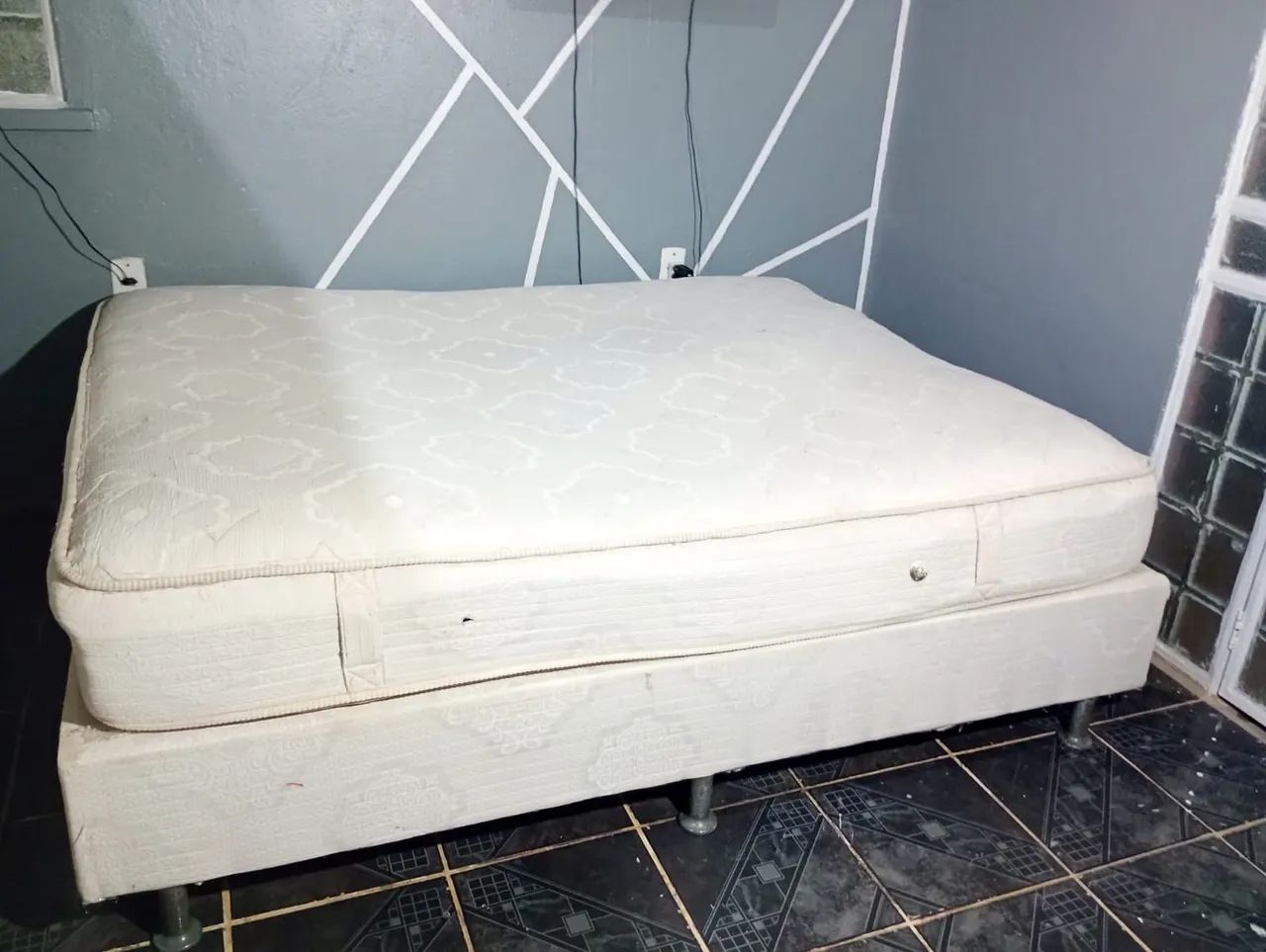Cama queen size duas bases e colchão de molas confortável e higienizada  - Foto 2