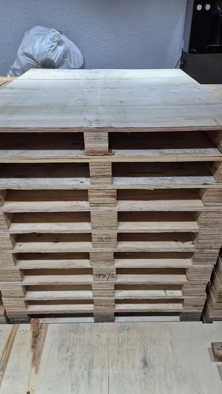 Pallets seminovos compensado medida 1.30mt por 1.10mt, entregamos.  - Foto 3