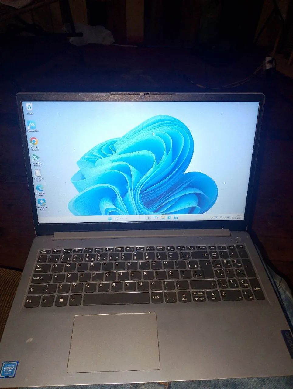 notebook Lenovo IdeaPad de 15,6 polegadas, com um design fino e acabamento cinza.