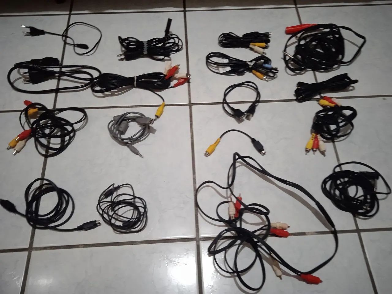 Vários cabos para conexão de aparelhos eletronicos