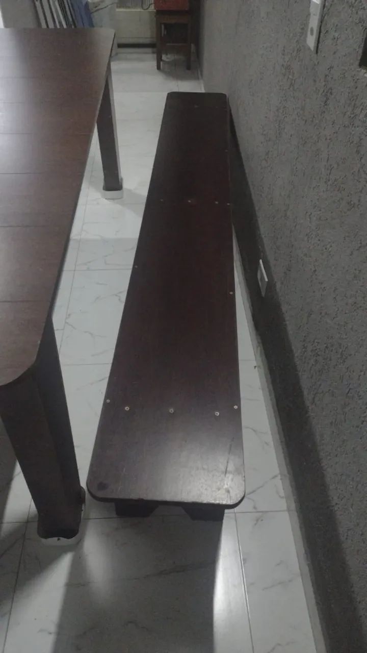 Mesa e dois bancos grandes