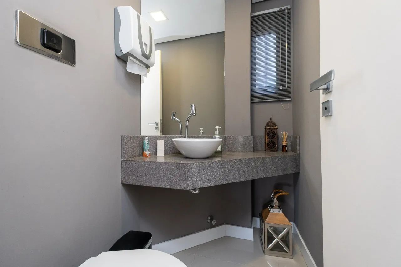 Sala comercial à venda no Edifício Jatobá, Centro - 90 m², totalmente reformada, com móvei - Foto 3