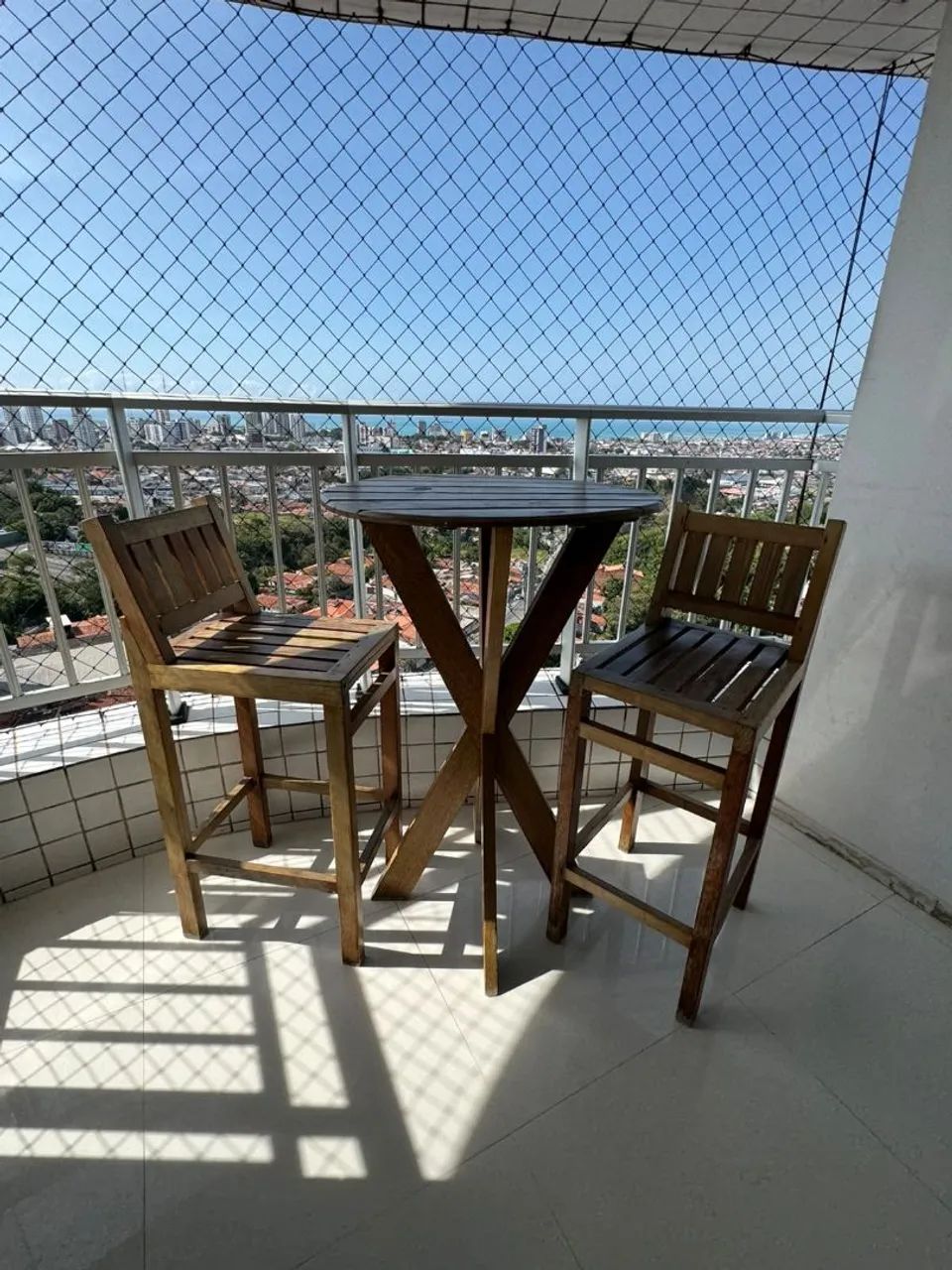 Mesa de madeira com 2 cadeiras - Foto 2