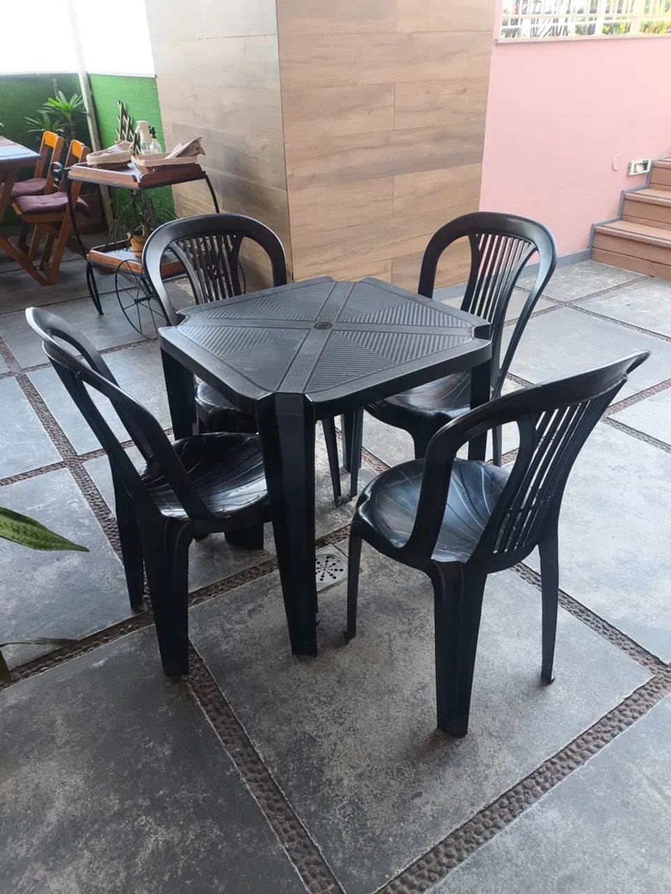 Conjunto de mesa e cadeiras de plástico 
