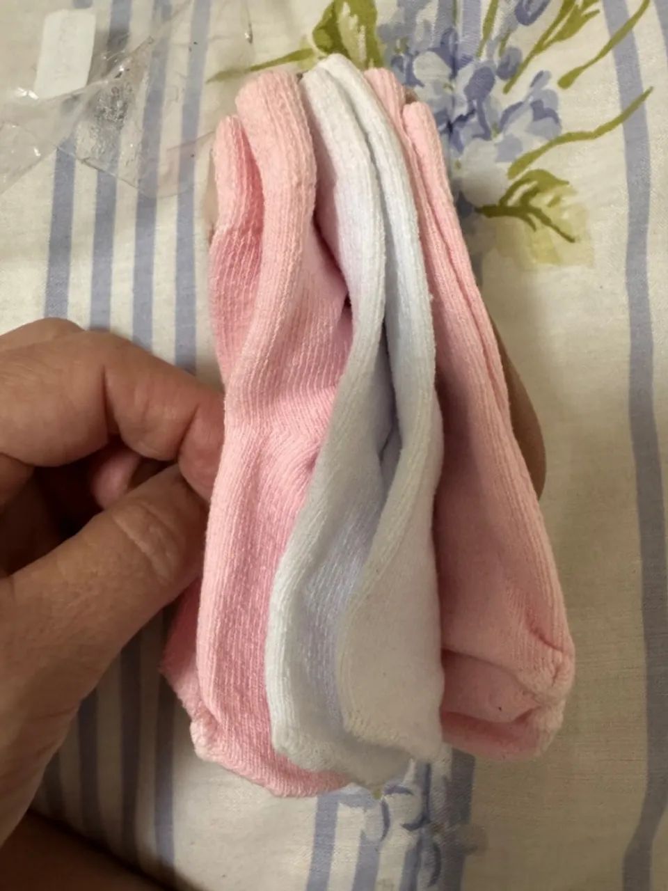 meias para bebe cor rosa e branco kit com 3 pares - Foto 3