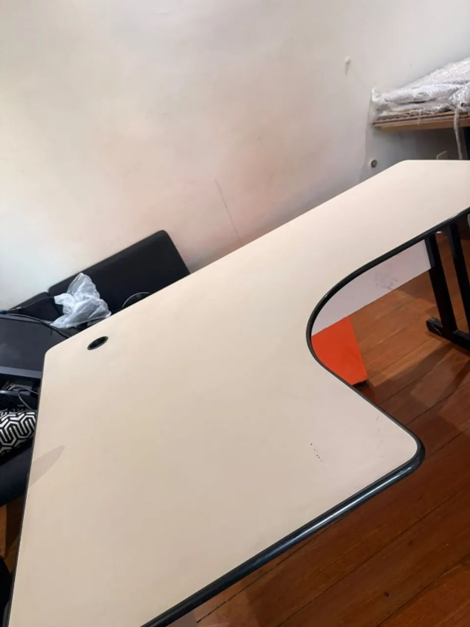 Mesa de escritório em formato "L",