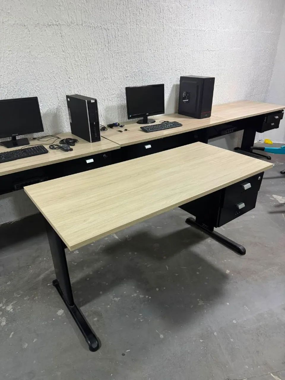 Mesa de Escritório com Gavetas e Chave - Foto 2