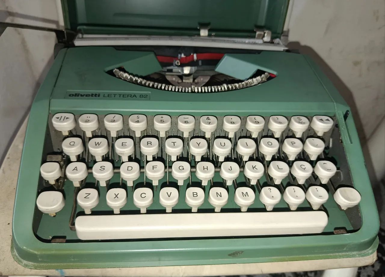 Máquina de escrever Retro Olivetti, modelo Lettera 82 - Foto 2