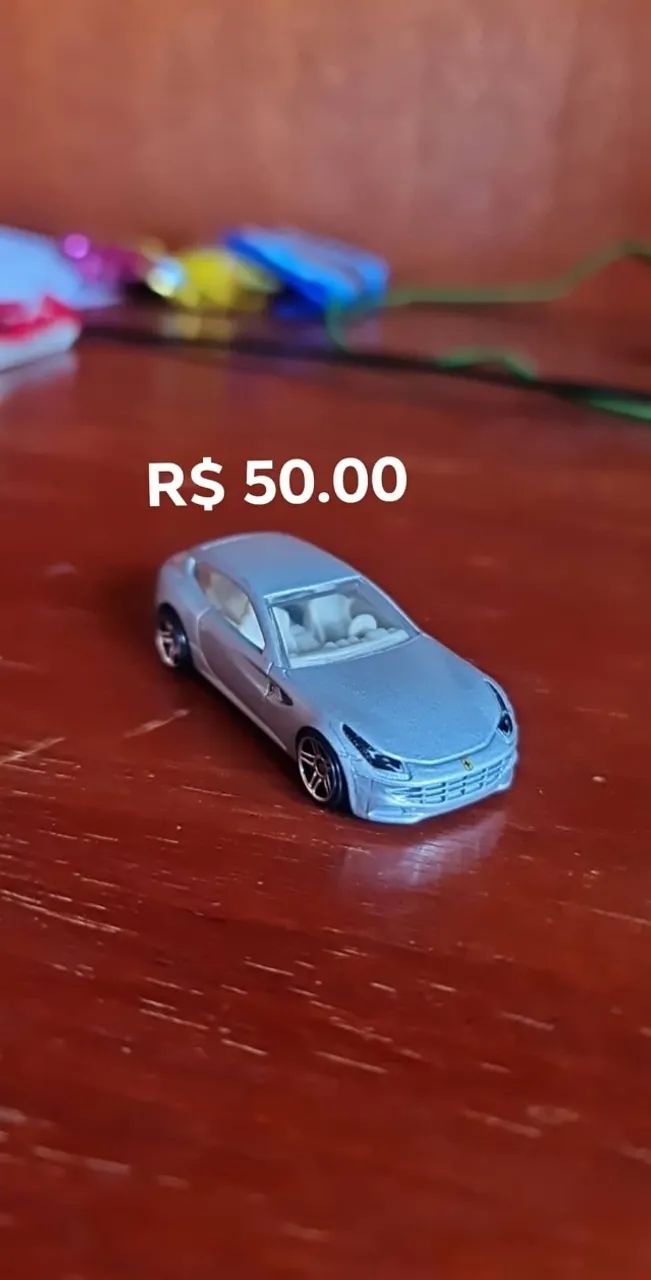 Hot WHeels Ferrari FF Prata - Main Line - Escala 1:64