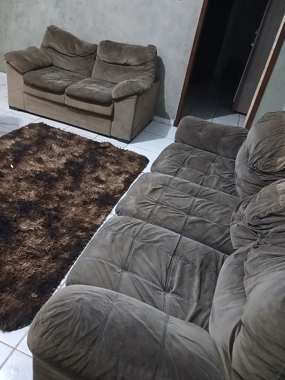 Vendo sofá grande cor marrom com prquenas avarias - Foto 2