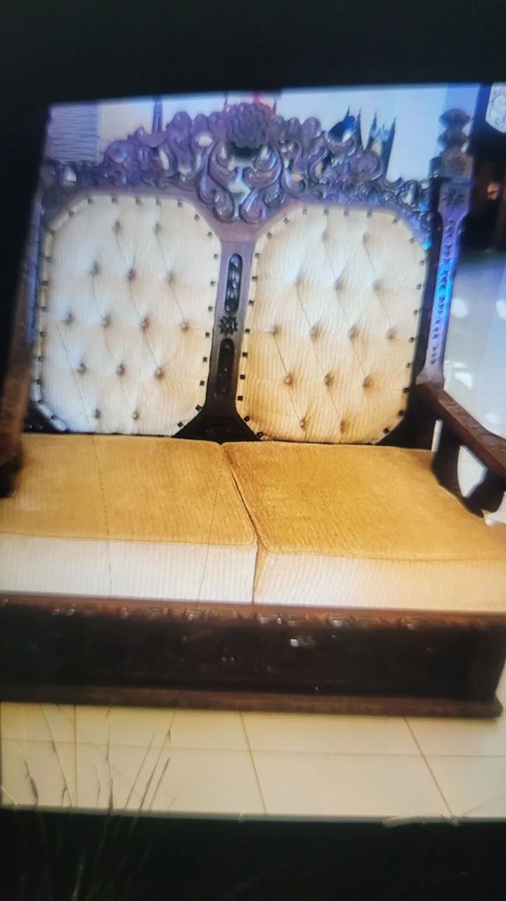 Sofa antigo madeira maciça todo trabalhado  - Foto 2