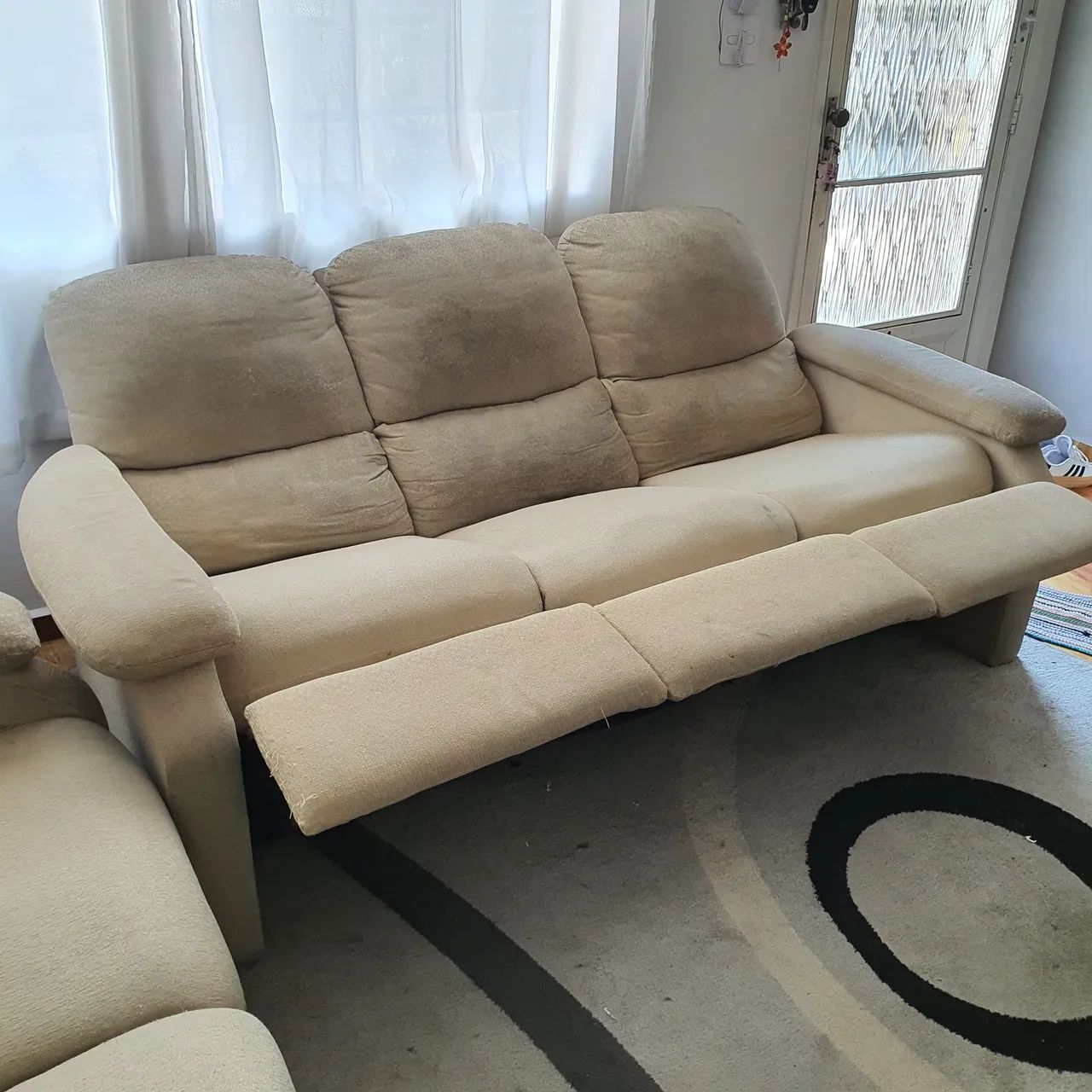 Vendendo Sofás 2 e 3 lugares reclináveis URGENTE - Foto 4