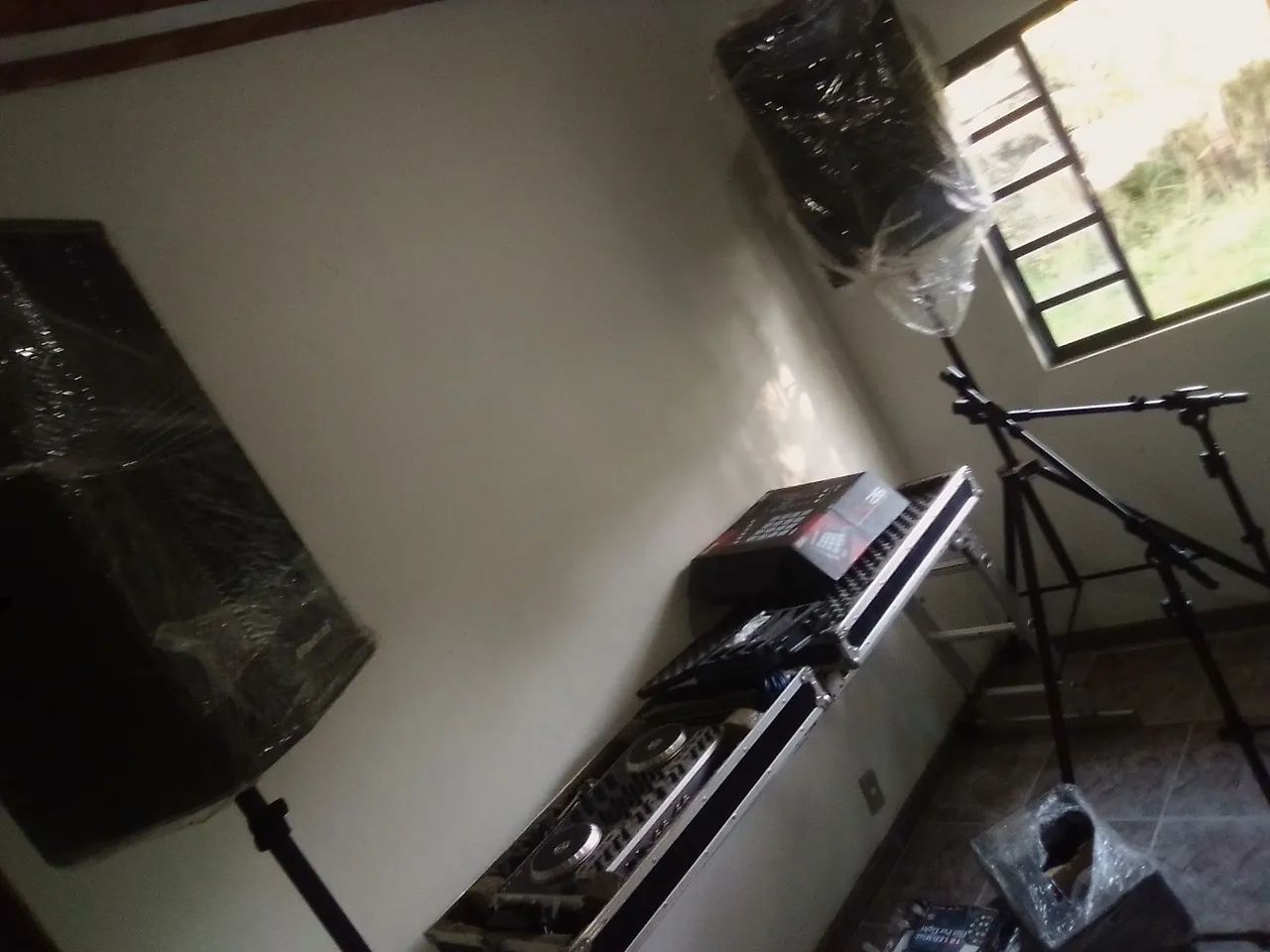 Equipamento completo de DJ, iluminação, som capacidade até para 300 pessoas único dono.