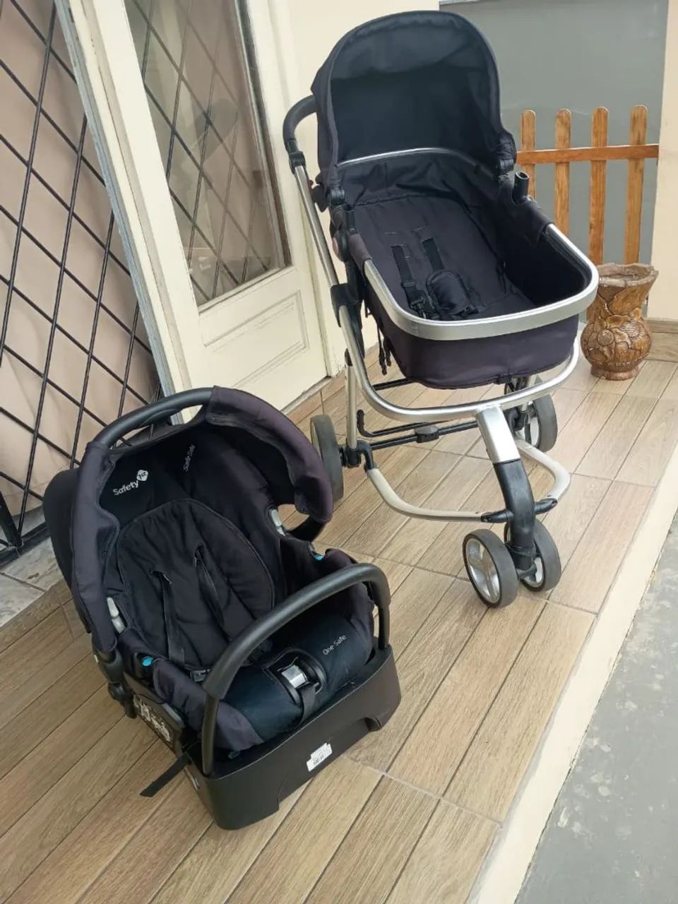 Carinho de bebê com bebê conforto