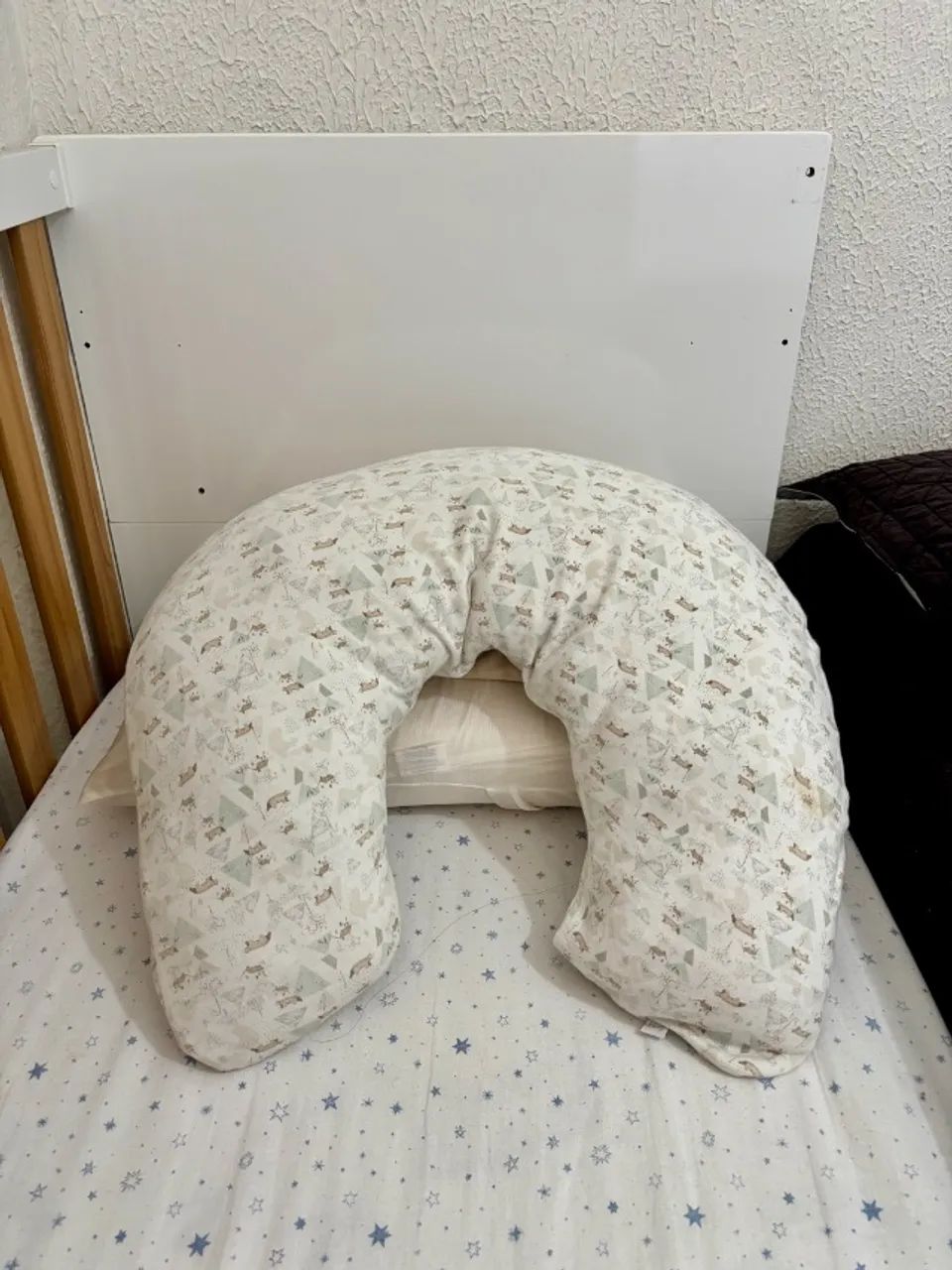 Almofada de amamentação hug com capa removível.