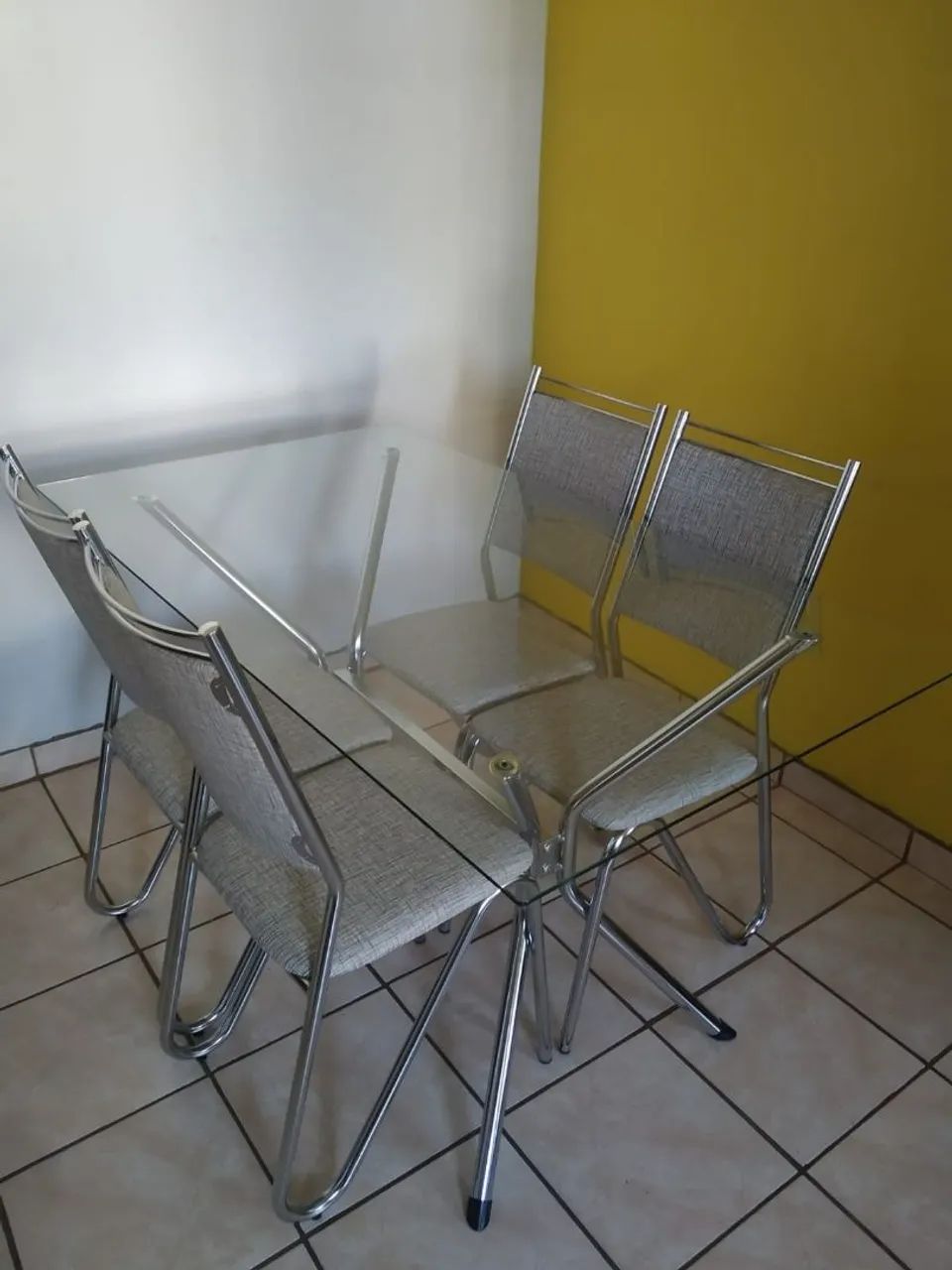 MESA TAMPA DE VIDRO COM 4 CADEIRAS