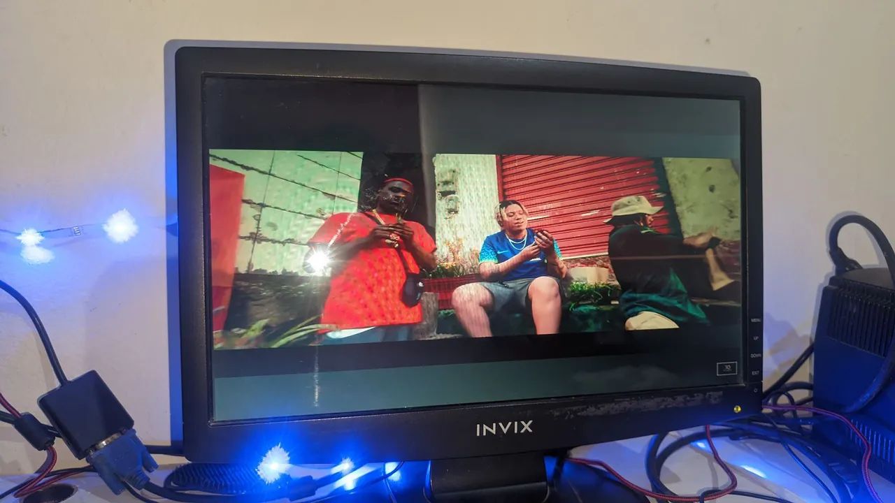 ? Monitor INIVX 15.6 Polegadas - Compacto e Funcional