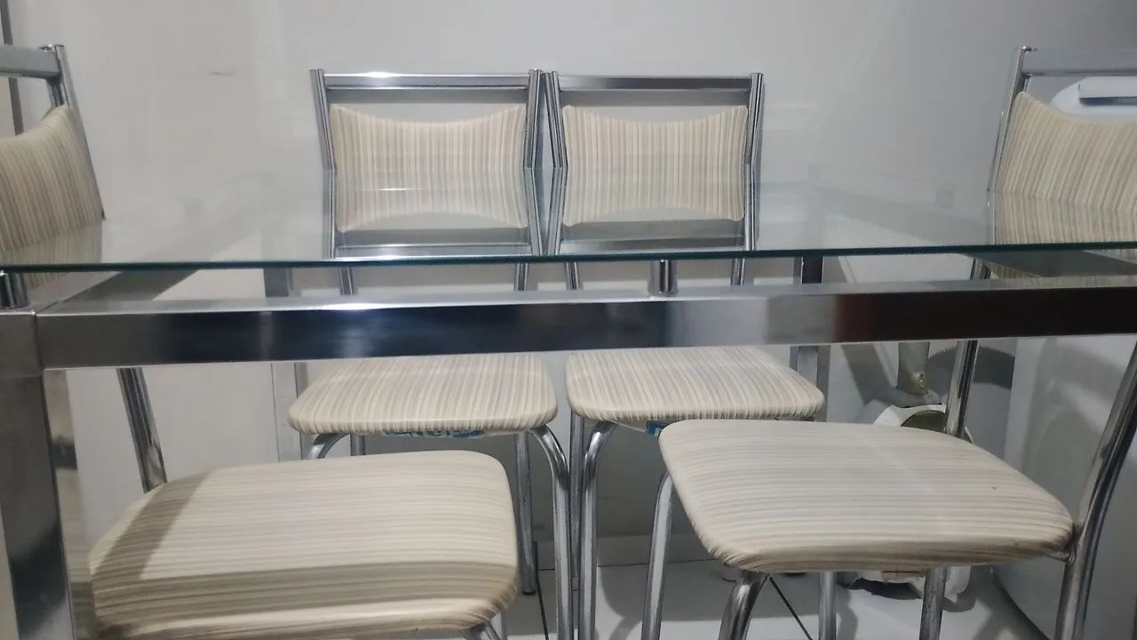 Conjunto Mesa de Vidro Cromada + 4 Cadeiras Estofadas - Foto 3