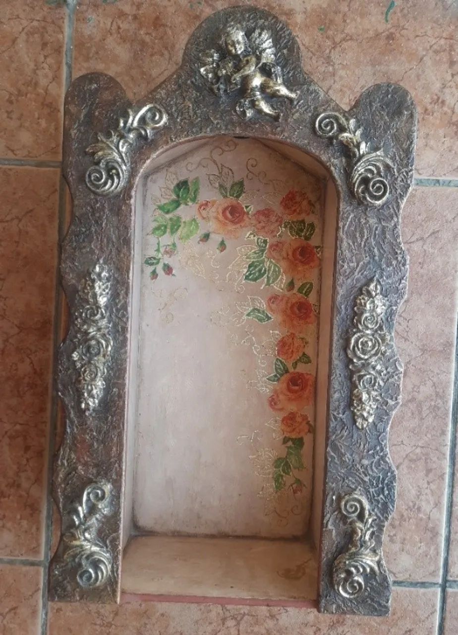 Oratório vintage em madeira com detalhes à ouro 49cm x 28cm inspirado em antiguidade - Foto 3