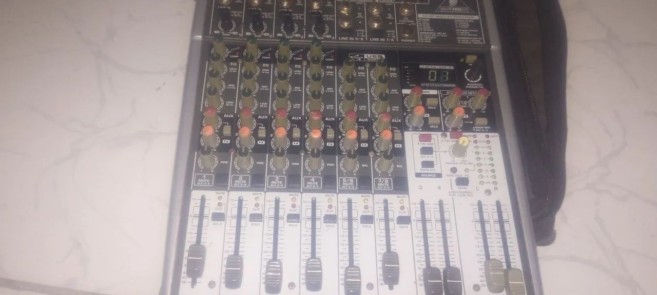Mesa Behringer  - Foto 3