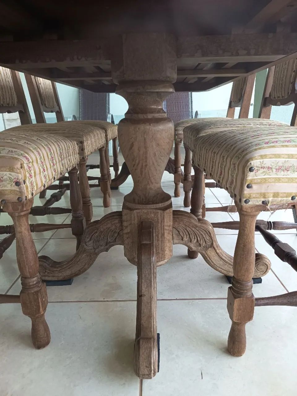 Mesa de madeira com 6 cadeiras  - Foto 3