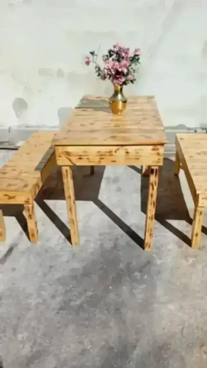 Mesa de madeira maciça toda parafusada e reforçada com dois bancos machetada e envernizada