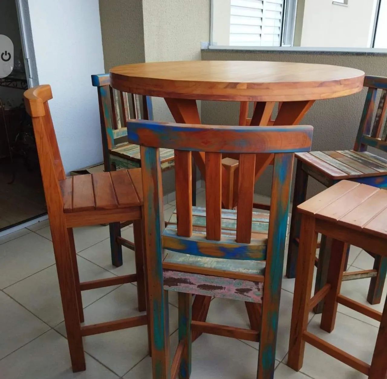 Mesa de madeira peroba com 6 cadeiras. - Foto 2