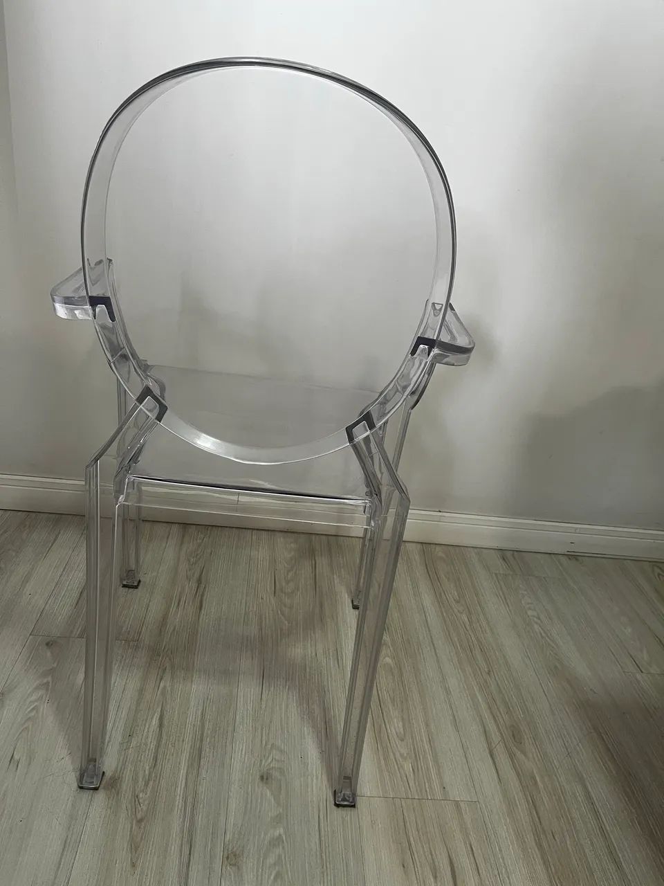 Kit com 4 Cadeiras acrílicas com braços Acrílica Louis Ghost - Foto 5