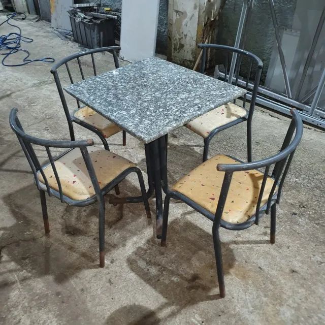 Mesa de Lanchonete Com 4 Cadeiras Usada