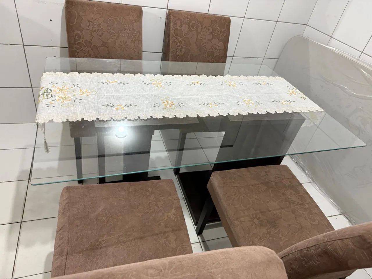 Mesa de vidro com 4 cadeiras acolchoadas  - Foto 4